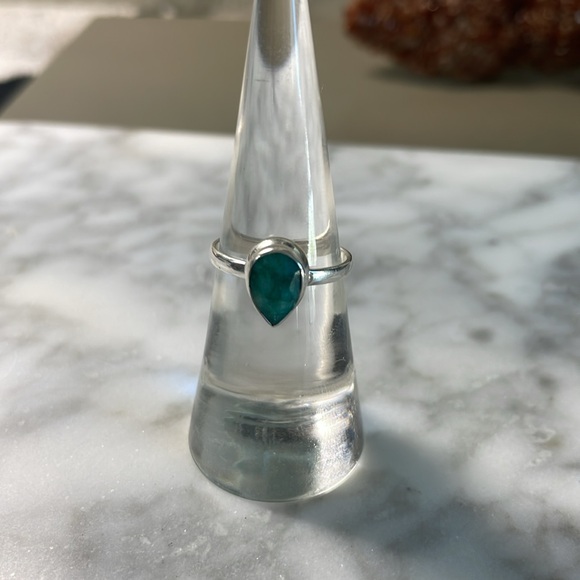 Small tear drop natural emerald 925 sterling silver ring in size 6 - Picture 7 of 8